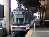 駅に停車する3000形電車