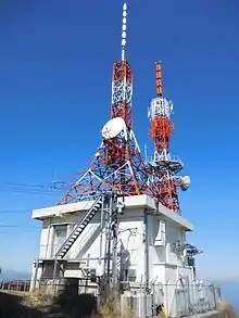 MRT宮崎放送。右がデジタルテレビ・FM補完中継局、左が旧アナログテレビ塔でジャパン・モバイルキャスティング（NOTTV）宮崎中継局（2016年撮影）