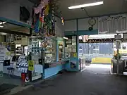 駅舎内（2010年8月、待合室を兼ねる）