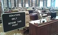 ミシシッピ州議会の本会議場(左: 上院, 右: 下院)