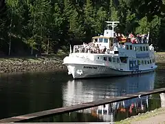 パイエンネ湖とカルッキネン湖の間のカルッキネン運河を航行するM/S スオメタル