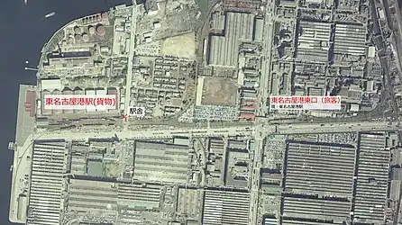 1977年（昭和52年）当時の東名古屋港駅構内。構内は貨物と旅客に分かれ、駅舎は貨物側にある。東名古屋港東口と呼ばれた旅客側の構内が現在の東名古屋港駅構内である。帰属：国土交通省「国土画像情報（カラー空中写真）」　配布元：国土地理院地図・空中写真閲覧サービス
