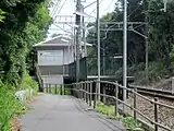 階段の先にある美浜緑苑駅