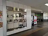 改札口の横にある高浜市物産品のショーケース