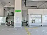 高架下にある改札口