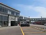 東改札口のある駅舎と自由通路（2018年6月）