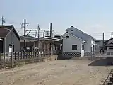 棒線化されたホームに隣接するように建設された新駅舎