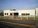 跨線橋の歩道と接続する駅舎