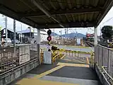 道路の踏切内にある駅出入口