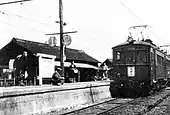 2面4線時代の上挙母駅。2番線に挙母線電車が入線中。