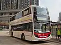 元朗東バスターミナルに停車中のE400バス、MTRバス（昼）