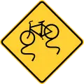自転車レーンが湿っている時は滑りやすいです。
