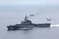 輸送艦「しもきた」と発着艦を試みるV-22 オスプレイ