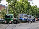 トレーラーから降ろされるTZ形（2020年撮影）