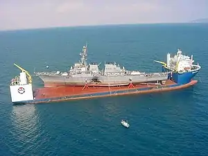 コール (ミサイル駆逐艦)を甲板に載せようとしている半潜水式重量物運搬船ブルーマーリン。2000年撮影。