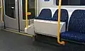 車端部分の座席の一部は折り畳み式となっている