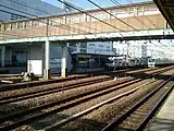 流鉄とJRの列車。三複線のように並ぶ両社線の線路はホーム共用の名残であり、小ぶりな跨線橋も改札内通路の名残である。(2012年2月)