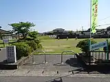 岡田地区公園左に「岡田藩郡会所跡、岡田村役場跡、旧岡田分会館跡」の石碑がある。