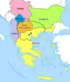 現在のギリシャ領とマケドニア(点線)における位置。2つ並んだ黒丸の、北東がペラ、南西が旧都アイガイ。