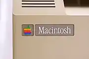 背面のロゴのアップ