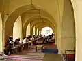 インドのモスクに併設されたマドラサの風景。ムスリムの学びの場である。寄進制度ワクフにより、マドラサや宿泊・福祉などの機能も併せ持つモスク複合施設が各地に作られた。