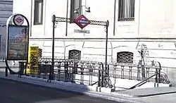 アントニオ・パラシオス(Antonio Palacios)設計の典型的なマドリード地下鉄の入口、トリブナル駅