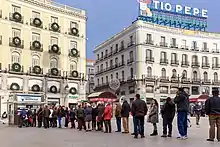 Cola en la Puerta del Sol para adquirir billetes de la lotería de Navidad.