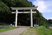 前立社壇 表鳥居常願寺川の堤防上に立つ大鳥居