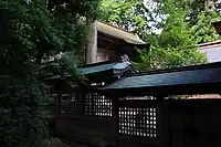 前立社壇 本殿源頼朝、足利義稙、佐々成政らの有力者によって手を掛けられてきた建物で、明治39年(1906年)4月19日に国の重要文化財に指定された。間口5間の本殿は北陸最大と言われる。