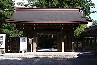前立社壇 表神門本殿を挟んで東西にある神門のうち、こちらは表神門。表神門の奥には反対側の東神門が見える。