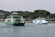 前島フェリー。左の緑色の船は「第7からこと」、右の青い船は「まえじま丸」（2013年撮影）