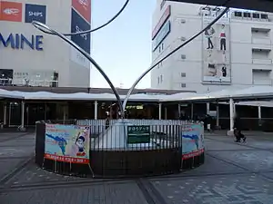 JR町田駅北口のモニュメント「動く彫刻 光の舞い」