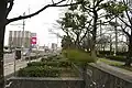 国道3号からの視界、常に国道から本緑地が視認可能である。