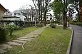 石畳を一部に設置した芝生