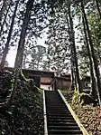 参道石階段と長床