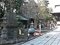 東日本大震災12日後（2011年3月23日）の表参道火焔宝珠像が落下している