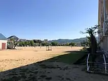 運動場校舎南側に位置する運動場。一周200mのトラック、バスケットボールコート、鉄棒、遊具などを備える。