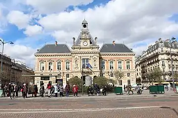 Mairie du 19e arrondissement et place Armand-Carrel, Paris.