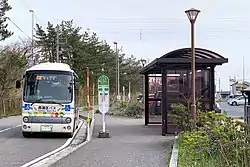 「巻潟東インター駐車場」バス停に停車する西蒲区区バス（2020年4月）