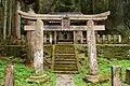 石切場跡付近の牧神社（馬門石製鳥居）