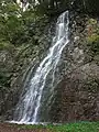 真木白滝 林道のそばにあり、天候によっては複数の滝が現れる