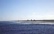 海から臨むマルデン島とポリネシア人の遺跡