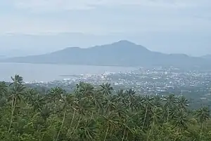マナド湾とマナドの景色