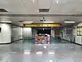 閉鎖されたエスカレーター前の改札口(2019年12月)