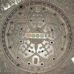 2002年度に布設された合流管（一番右のキャップは青色の02）