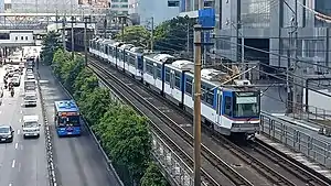 カムニン駅付近を走行中のMRT3号線