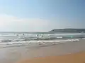 東を見る