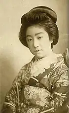 左：明治40年に行われた美人コンテストで優勝した末弘ヒロ子。右：明治末の人気芸妓萬龍。さまざまな化粧品のモデルを務めた。
