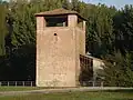 オペラに因み「ロッカ・ディ・スパラフチーレ」（Rocca di Sparafucile）と呼ばれる中世の要塞。