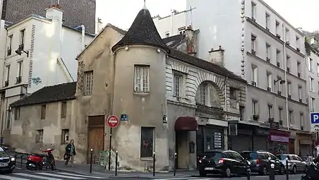 18世紀後半の旧クリニャンクール製陶所 (Manufacture de porcelaine de Clignancourt) の建物残存部分。歴史的記念物に指定されている。隣接サン＝トゥアンのアンティークショップが集まる「クリニャンクールの蚤の市」が世界的に有名。マルカデ通り沿いにある。